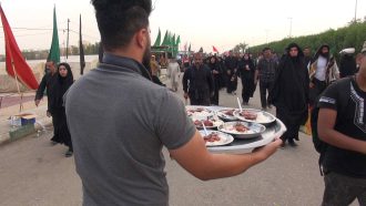 پذیرایی از زوار امام حسین علیه السلام با اطعمه عراقی
