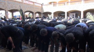 نماز جماعت زائرین در بین راه