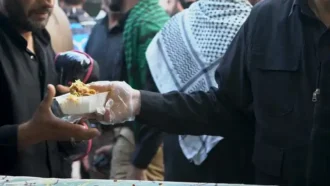 پذیرایی از زوار آقا ابا عبد الله علیه السلام با چلو مرغ