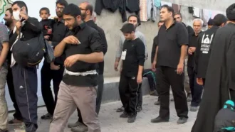 صف طولانی زوار در موکب حضرت معصومه سلام الله علیها برای غذا