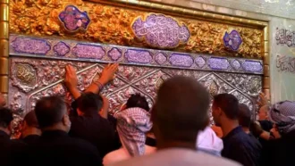 زوار در حال زیارت قتلگاه