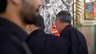 زوار در حال زیارت ضریح حبیب بن مظاهر اسدی