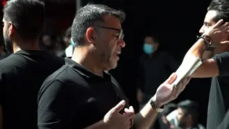 زائری در حال زیارتنامه خوانی