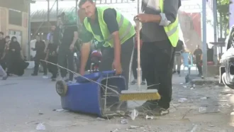 خدمت پاکبان ها به زوار با تمیز کردن خیابانها