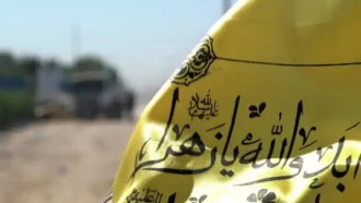 زائر ایستاده، کنار جاده