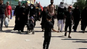 تعارف آب به زوار توسط پسر بچه مهربان