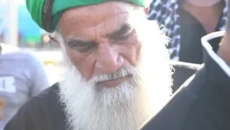 نوشتن یا حسین علیه السلام روی لباس زائر امام حسین علیه السلام