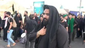 سلام دادن به آقا امام حسین علیه السلام روبروی حرم