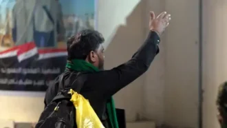 زائری رو به حرم در حال عرض ارادت و درد دل