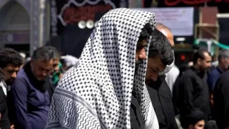 نماز خواندن زوار در بین الحرمین