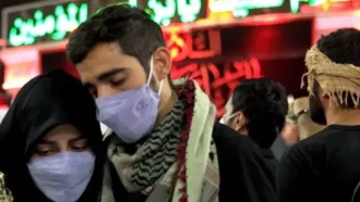 زوج جوان در حال زیارت نامه خوانی