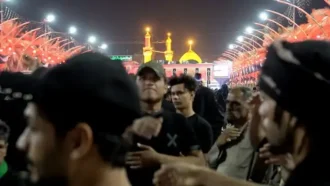 عزاداری و سینه زنی دسته جمعی زوار در بین الحرمین