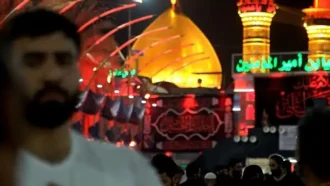 عزاداری و سینه زنی چند تن از زوار در بین الحرمین