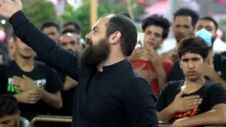 مداح جوانی که شور میخواند و زائران هم سینه میزنند