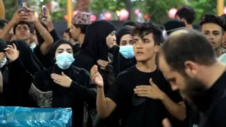 مداحی جوان عرب در جمع مشتاقان امام حسین علیه السلام