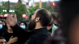 مداحی جوان عرب در جمع زوار امام حسین علیه السلام
