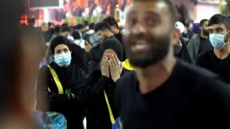 زوار دلشکسته ارباب که به مداحی پرشور مرد جوان گوش جان سپرده اند
