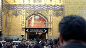 عرض ارادت یک زائر به امام علی علیه السلام رو به حرم