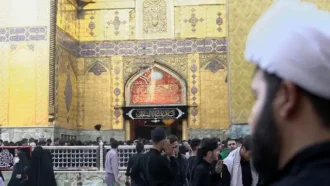 طلبه ای که رو به حرم ایستاده