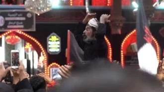 عرض ادب و ارادت عده ای از زوار در حرم