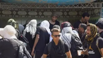 پذیرایی از زوار تشنه امام حسین (علیه السلام) در قسمت مردانه
