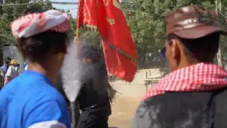 خنک کردن زائران ابا عبد الله (علیه السلام) با آب پاشی توسط یک جوان