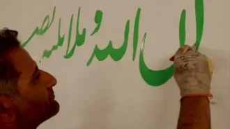 خطاطی یک خطاط روی دیوار