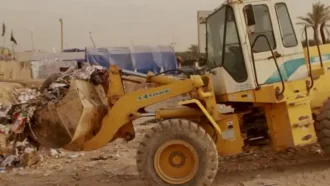 جمع آوری زباله توسط لودر
