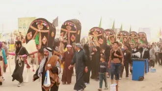 کاروان نمادین اسرای کربلا در میان زوار