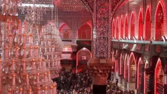عزاداری گروهی از زوار در گوشه‌ای از حرم