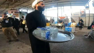 پذیرایی از زوار با آب توسط یک طلبه