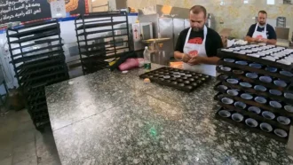 آشپزخانه بزرگ و مجهز برای خدمت به زوار امام حسین علیه السلام