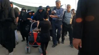 کودکان مشتاق به خدمت در میان خیل زوار, تعارف آب و عطر زدن