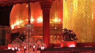 نمایی از گنبد و گلدسته حرم امام حسین (علیه السلام) از پنجره‌ی حرم