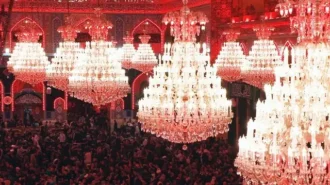 نمایی زیبا از صحن و سرای حرم امام حسین (علیه السلام) و زوار حاضر در حرم