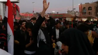 مردی که به سمت حرم امام حسین (علیه السلام) با دلی شکسته عرض ارادت می کند