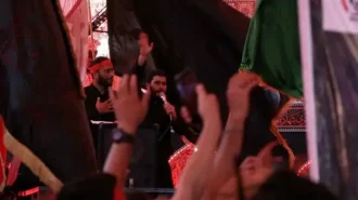 نمایی از مداح ها از لابلای پرچم ها