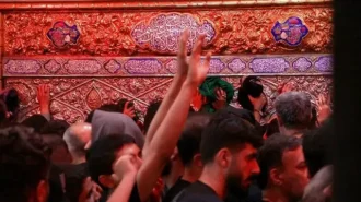 زائران در حال زیارت قتلگاه حضرت سید الشهدا (علیه السلام)