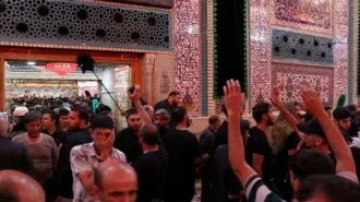 زائران در حال خروج از باب الراس الشریف