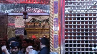 خروج زوار بعد از زیارت ضریح حضرت عباس (علیه السلام)