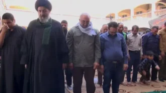 نماز جماعت زائران در بین راه