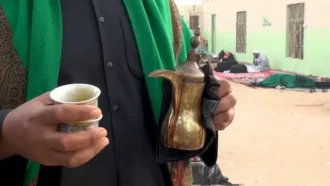 پذیرایی مرد عرب از زائرین با قهوه عراقی