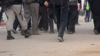 نمایی از پای زوار در حال پیاده روی