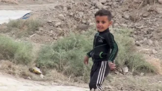 دو پسر بچه در زمین خاکی