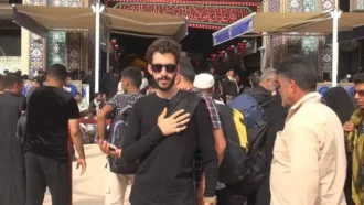 زائر امام حسین علیه السلام در جوار مرقد ارباب