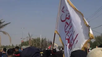 حمل پرچم مزین به نام مبارک امام زمان عجل الله تعالی فرجه الشریف در پیاده روی اربعین