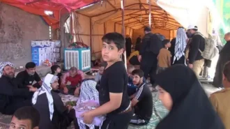زواری که در یک موکب به صرف غذا پذیرایی می شوند