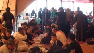 زواری که یک چادر با غذا پذیرایی می شوند