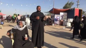 خادمان امام حسین علیه السلام که با قهوه عراقی از زوار پذیرایی می کنند