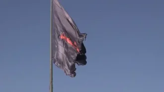 پرچم یا حسین که در مسیر پیاده روی اربعین برافراشته شده است